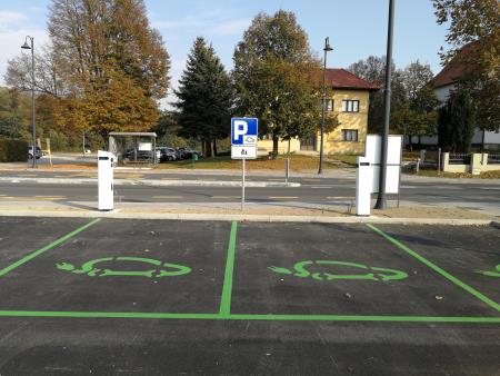  Plačljive postaje za električna vozila na parkirnem prostoru pri cerkvi v Turnišču